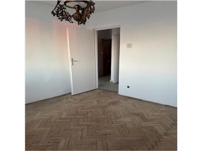 Decomandat cu centrala propie, etaj intermediar