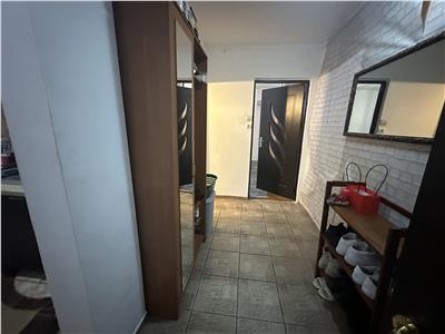 Decomandat, etaj intermediar in bloc anvelopat