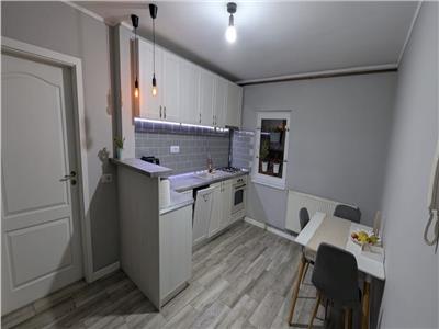 Decomandat etaj 1 cu 2 bai si 2 balcoane, mobilat si utilat