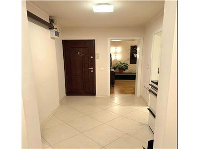 Mobilat si utilat linga Mall bloc izolat