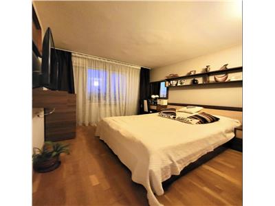 Mobilat si utilat linga Mall bloc izolat