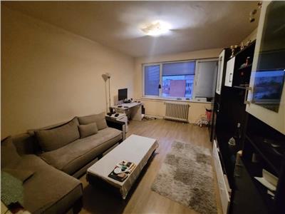 Decomandat, etaj intermediar, mobilat si utilat