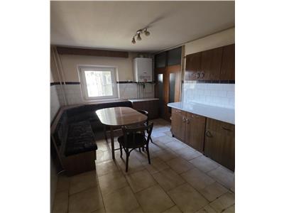 Decomandat la etajul 1 cu centrala propie