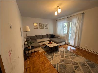 Decomandat cu 2 bai si 3 balcoane la etajul 1