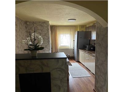 Decomandat cu 2 bai si 2 balcoane la etajul 2