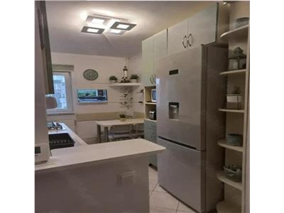 Decomandat la etajul 2 cu 2 bai si 3 balcoane