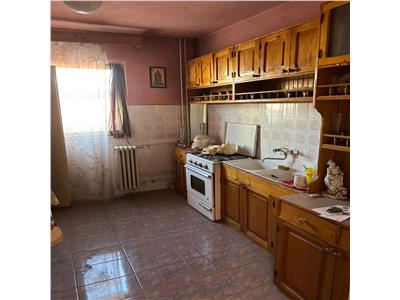 3 camere, etaj 2, 2 bai, 2 balcoane, in Complexul Studentesc!