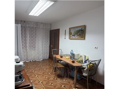 Etaj 1 cu 2 bai si 2 balcoane si garaj sub bloc