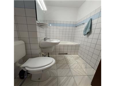 Decomandat cu 2 bai la parter inalt, lingă Piața Verde