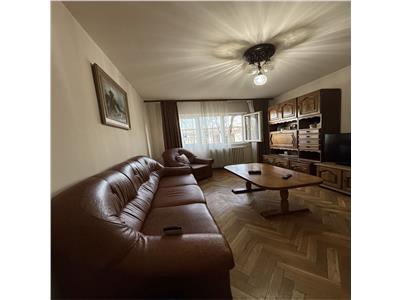 Decomandat cu 2 bai la parter inalt, lingă Piața Verde