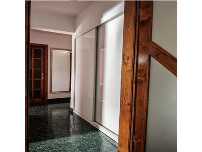 Decomandat cu 2 băi linga BRD