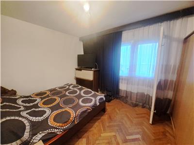 Decomandat la etajul 2 in bloc de caramida