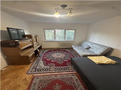 Apartament cu 3 camere etaj 3 decomandat