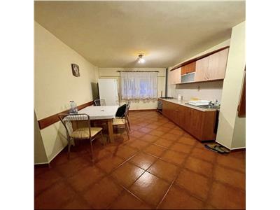 Decomandat cu 2 bai la etajul 1 aproape de Mall