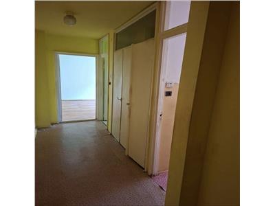 Decomandat la et 3 ?n bloc anvelopat, model mare