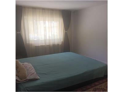 Decomandat cu 2 bai la parter inalt cu balcon