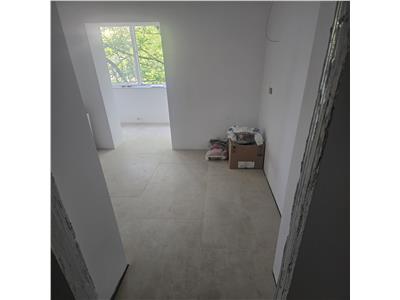 Decomandat cu 2 bai la etajul 2, proaspat renovat