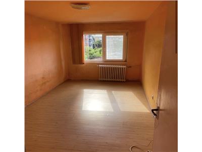3 camere etaj 2 linga piata Doina