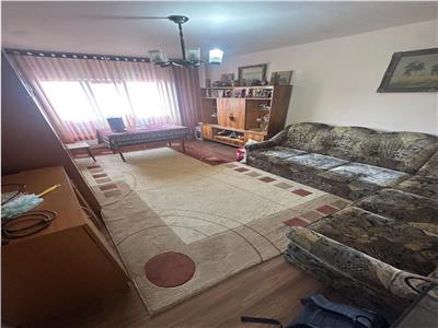 Decomandat cu 2 bai si 2 balcoane etaj intermediar