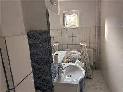 Decomandat la etajul 1 in bloc anvelopat