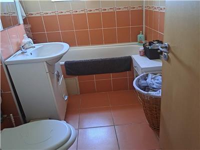 Decomandat cu 2 bai si 2 balcoane etajul 2