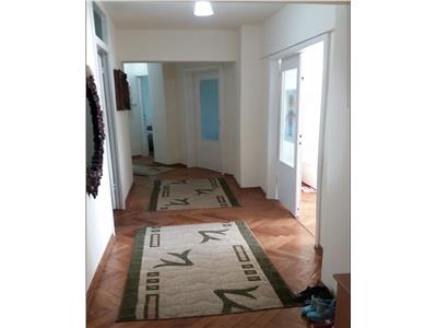 Decomandat la etajul 1 cu 2 bai si 2 balcoane