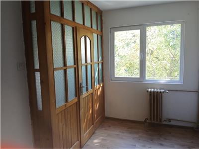 2 camere etaj 1, liber, linga Piata Doina