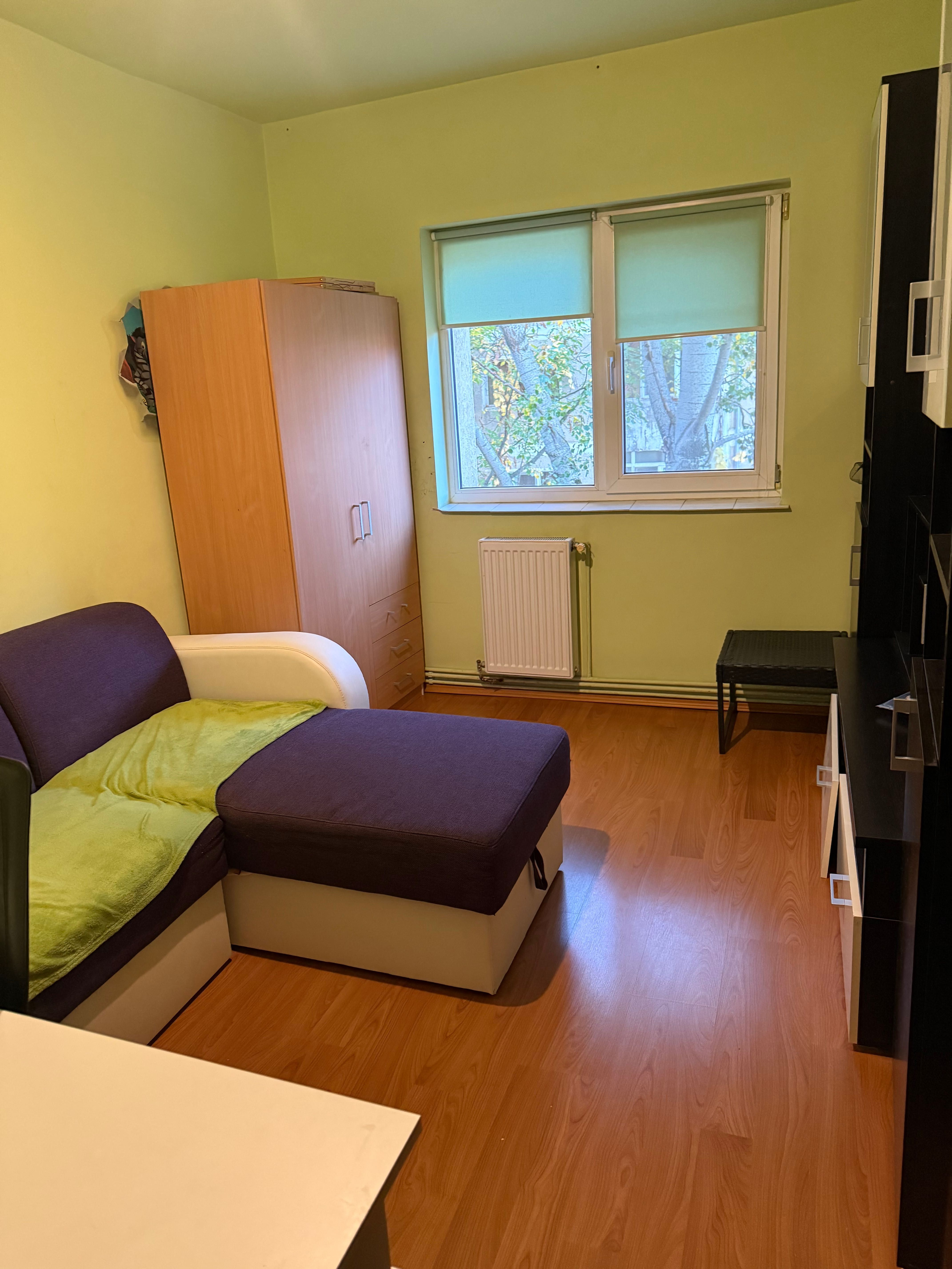 Decomandat, etaj 3 cu 2 bai si 2 balcoane in bloc anvelopat
