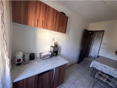 Decomandat la etaj 2, 42 mp, mobilat si utilat