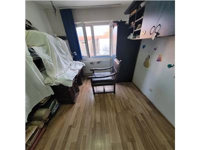 3 camere la etajul 2 in Dacia langa Biserica