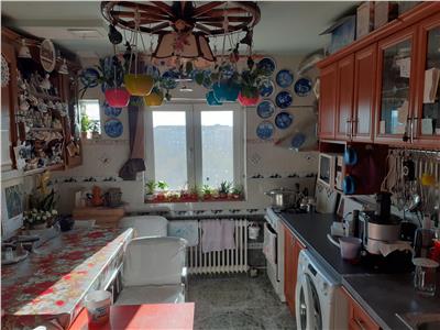 Apartament cu 4 camere, decomandat, in zona Lipovei
