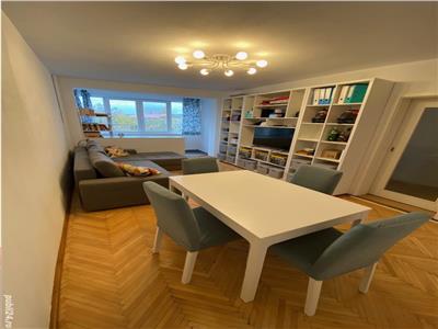 Decomandat la etaj intermediar langa Mall