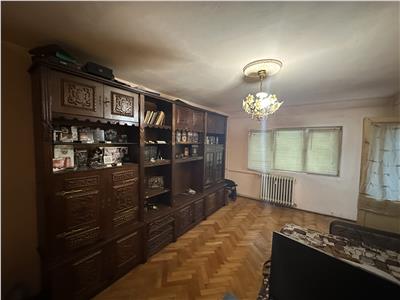Decomandat cu 2 bai si garaj unclus in pret