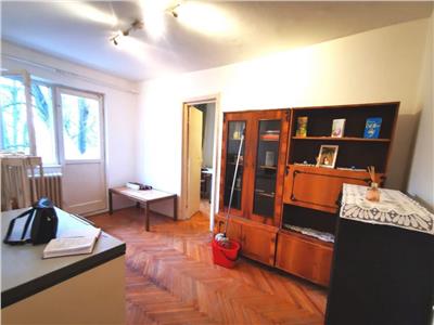 Apartament cu 3 camere la etajul 3 lingă bazinul de înot