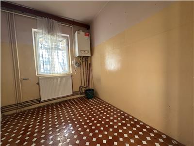 Apartament cu 2 camere decomandat cu centrală propie la etajul 3