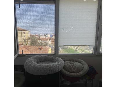 Apartament cu 3 camere cu 2 băi în bloc anvelopat la etajul 3