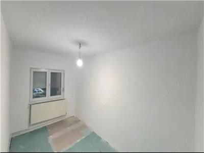 Decomandat pe 2 părți cu 2 băi la parter inalt
aproape de Mall