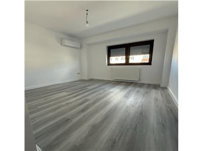 Decomandat cu 2 băi și 2 balcoane, renovat complet nou
